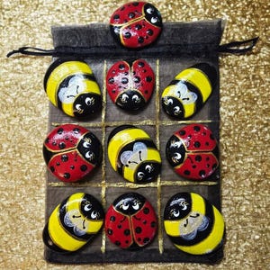 Tres en raya: mariquitas y abejas pintadas a mano en bolsa - ¡Set de viaje EXCLUSIVO!