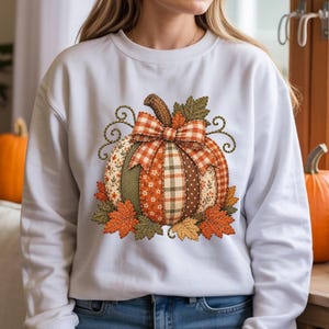 Sweatshirt mit Patchwork-Kürbismuster, gestepptes Herbstdesign, rustikales Thanksgiving-Shirt