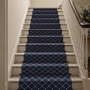 Alfombra de escalera con diseño de celosía azul marino, alfombra de lana tejida a mano, alfombra para escaleras con estampado de trébol de cuatro hojas, alfombra de lujo a medida para escaleras.
