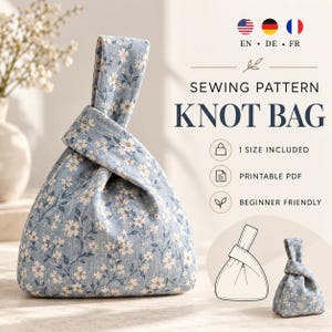 以下が含まれることがあります： 白の花柄が施されたライトブルーのノットバッグ。テキストには「SEWING PATTERN KNOT BAG」、「1 SIZE INCLUDED」、「PRINTABLE PDF」、「BEGINNER FRIENDLY」と記載されています。画像にはバッグの線画と完成品の小さなバージョンが含まれています。