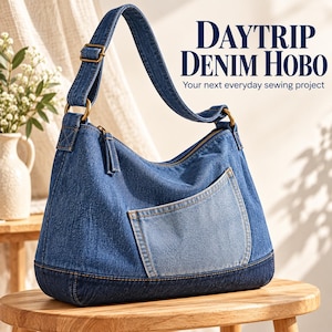 Puede incluir: Un bolso hobo de mezclilla azul con un bolsillo exterior azul claro, cierre de cremallera superior y una correa de hombro ajustable con herrajes en tono bronce. El texto DAYTRIP DENIM HOBO Your next everyday sewing project es visible.