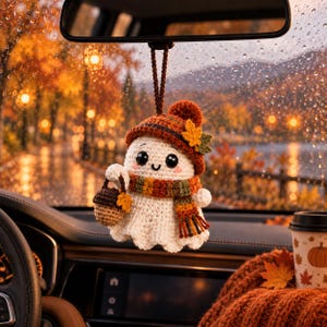 Virkmönster för spöken i PDF-format - Höstbilhängare Amigurumi med mössa, halsduk och ekollon - Söt virkad höstdekoration för Halloween