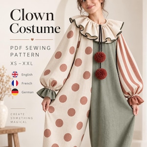 Könnte beinhalten: Ein Clownskostüm-Schnittmuster als PDF für die Größen XS-XXL, bestehend aus einem beigen und olivgrünen Jumpsuit mit braunen Punkten, gestreiften Ärmeln, Rüschenkragen und zwei dunkelroten Bommeln. Text: "Clown Costume", "PDF SEWING PATTERN", "CREATE SOMETHING MAGICAL".