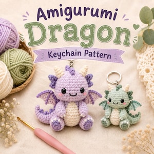 Peut inclure: Deux porte-clés dragon amigurumi crochetés, l'un violet clair et l'autre vert sauge, avec des ventres et des cornes couleur crème. Le texte indique Amigurumi Dragon Keychain Pattern. Un crochet et des pelotes de laine sont visibles.