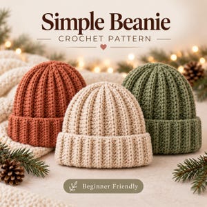 Puede incluir: Tres gorros de ganchillo en color naranja óxido, crema y verde salvia, cada uno con una textura acanalada y un borde doblado. El texto "Simple Beanie CROCHET PATTERN" y "Beginner Friendly" aparece encima y debajo de los gorros.