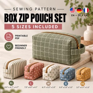 Op de afbeelding: Een naaipatroon voor een set van 5 rechthoekige ritszakjes in maten van 9,4 x 6,9 x 5,8 cm tot 24,1 x 11,9 x 11,9 cm. De tasjes hebben gouden ritsen, zijhandvatten en diverse patronen zoals groene ruitjes, strepen, stippen, cactussen en kruisjes.