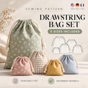 Pode incluir: Um molde de costura para um conjunto de sacos com cordão incluindo 5 tamanhos. A imagem mostra cinco sacos de tecido com vários padrões e cores: floral verde sálvia, floral rosa, xadrez bege, bolinhas amarelas e riscas azuis, com cordões brancos.