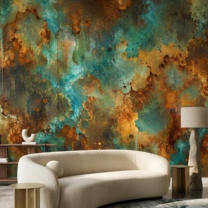 Könnte beinhalten: Ein geschwungenes, cremefarbenes Sofa steht vor einer Wand mit einem großflächigen Wandbild, das abstrakte, fleckige Muster in tiefem Türkis, oxidiertem Kupfer und gebranntem Orange zeigt, ergänzt durch einen Beistelltisch aus Messing und eine Stehlampe.