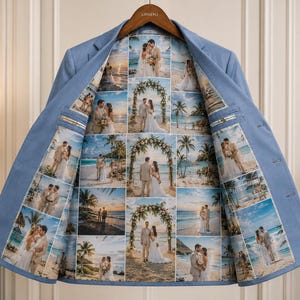 Peut inclure: Un blazer bleu clair avec une doublure intérieure personnalisée présentant une grille de plusieurs photographies de mariage. La doublure affiche diverses scènes de couples en tenue de mariage sur une plage, sous des arches florales.