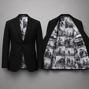 Puede incluir: Una americana negra con cierre frontal de dos botones y solapas de muesca. El forro interior presenta un estampado de collage fotográfico en blanco y negro con personas con sombreros de vaquero, caballos y paisajes rurales con etiqueta.