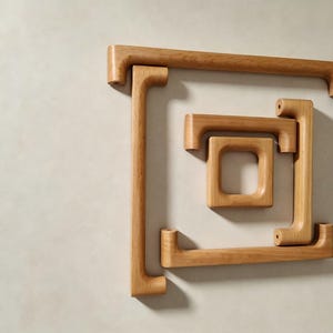 Peut inclure: Un ensemble de poign&eacute;es de placard en bois brun clair dispos&eacute;es en carr&eacute; imbriqu&eacute;. Le lot comprend quatre pi&egrave;ces distinctes aux bords arrondis et lisses avec un grain de bois visible, pr&eacute;sentant des trous pr&eacute;-perc&eacute;s pour la fixation.