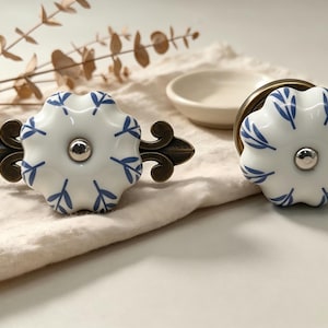 Blue and white ceramic knobs,ceramic drawer handles,cabinet knobs/wardrobe knobs,retro-style ceramic drawer knobs,floral furniture handles