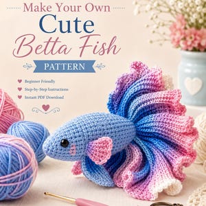 Op de afbeelding: Een haakpatroon getiteld Make Your Own Cute Betta Fish met een gehaakte kempvis in een blauw en roze verloop, bollen garen, een roze haaknaald en een schaar. De tekst bevat Beginner Friendly, Step-by-Step Instructions.