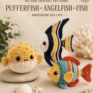 Puede incluir: Un patrón de ganchillo 3 en 1 sin costuras en descarga digital para amigurumis marinos, incluyendo un pez globo, un pez ángel y un pez. La imagen muestra tres criaturas tejidas con ojos negros y mejillas rosadas en amarillo, blanco, azul y naranja.