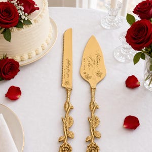 Puede incluir: Un juego de cuchillo y pala para pastel en color dorado con mangos texturizados de tallo de rosa. El cuchillo tiene grabado "falling for you" y "10.11.2026". La pala incluye "Autumn and Cole" y "10.11.2026" junto a dibujos de hojas de arce.