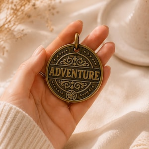 Placa de identificación artesanal de latón para perros, medalla de identificación personalizada en bajorrelieve para mascotas, dije personalizado con nombre de explorador, regalo de lujo artesanal para perros.