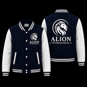 Puede incluir: Una chaqueta universitaria azul marino y blanca con un logotipo de cabeza de león blanco y el texto ALION INTERNATIONAL en el pecho izquierdo y una versión más grande del mismo logotipo y texto en la espalda. La chaqueta tiene mangas blancas y bordes a rayas.