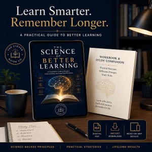 Pode incluir: Um tablet digital exibindo a capa do livro The Science of Better Learning com um gráfico de cérebro brilhante, ao lado de um Workbook & Study Companion físico, um caderno espiral, uma caneta preta e uma caneca escura.