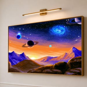 Puede incluir: Un cuadro rectangular que muestra un paisaje cósmico con montañas escarpadas en primer plano, un horizonte vibrante en tonos naranja y morado, y un cielo nocturno estrellado lleno de planetas, anillos y una nebulosa galáctica azul.