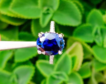Koningsblauwe ovale ring met laboratoriumsaffier, sterling zilver, moderne elegantie