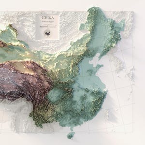 Könnte beinhalten: Eine 3D-Reliefkarte von China mit unterschiedlichen Geländehöhen in Grün-, Braun- und Violetttönen. Die Karte enthält ein weißes Etikett in der Mitte mit dem Text "CHINA" und "Zhongguo" über einer kleinen Silhouette des Landes.