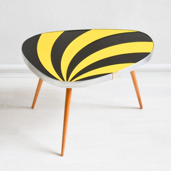 Schwarz-gelber Dreieckstisch, gestreifter Blumenhocker, Tisch Strahlenform, 60er Jahre DDR Beistelltisch Ref: KG0906162-625