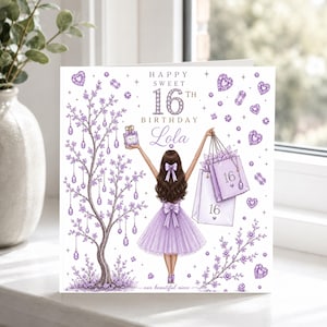 Può includere: Un biglietto d'auguri quadrato raffigurante una persona con un abito color lavanda davanti a un albero decorato con gemme viola. Il testo recita Happy Sweet 16th Birthday Lola. Tiene in mano un profumo e due borse della spesa con il numero 16.