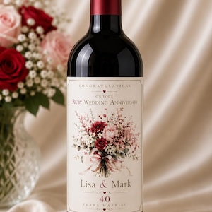 Peut inclure: Une bouteille de vin en verre foncé avec une étiquette crème illustrée d'un bouquet de fleurs, portant le texte "CONGRATULATIONS ON YOUR RUBY WEDDING ANNIVERSARY", "Lisa & Mark" et "40 YEARS MARRIED" avec des cœurs et un bouchon rouge.