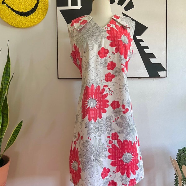 Vintage 1960s bold flower print collared dress // L - XL // mod 60s 70s white + red checkered daisy print cotton shift dress
