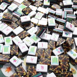 Juego de Mahjong Americano de 160 fichas / Diseño de pavo real / Compatible con NMJL / 4 capas grabadas con reverso de estampado de leopardo / Regalo para jugadores de Mahjong