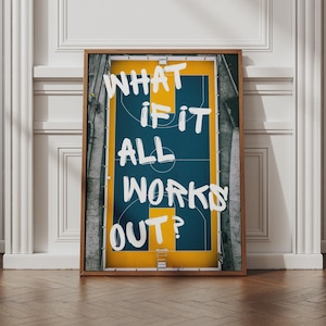 Könnte beinhalten: Ein rechteckiger gerahmter Wandkunstdruck mit einer Luftaufnahme eines Basketballplatzes mit dunkelblauer Oberfläche und gelb bemalten Zonen. Der weiße Text "WHAT IF IT ALL WORKS OUT?" ist in einem fetten, handgeschriebenen Stil darübergelegt.