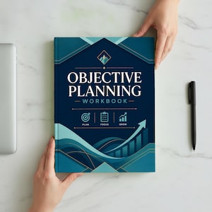 Puede incluir: Un libro de ejercicios azul oscuro titulado OBJECTIVE PLANNING WORKBOOK con texto en blanco, un icono de montaña y tres iconos más pequeños etiquetados como PLAN, FOCUS y GROW. La portada presenta patrones geométricos de ondas en azul.