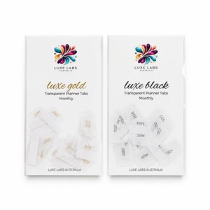 Könnte beinhalten: Zwei rechteckige Packungen mit transparenten monatlichen Planer-Tabs von Luxe Labs Australia. Eine Packung hat goldenen Text, die andere schwarzen Text. Beide zeigen ein buntes abstraktes Logo, den Markennamen und die Produktbeschreibung auf Weiß.