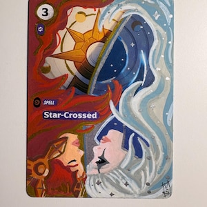 Peut inclure: Une carte à collectionner rectangulaire intitulée Star-Crossed avec un design divisé. Le côté gauche montre une silhouette aux cheveux rouges et accents dorés, tandis que le côté droit représente une silhouette aux cheveux blancs et tons bleus.