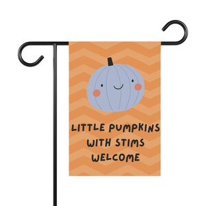 Tuinvlag met autisme-thema en blauwe pompoen, herfstbanner voor op de veranda