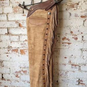 Bruna mockachaps för kvinnor | Westernchaps med fryns | Cowboy-rodeochaps | Tooled Yoke-chaps | Westernchaps