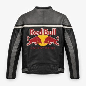 Puede incluir: Una chaqueta de cuero negra con un gran logotipo de Red Bull en la espalda. El diseño incluye dos toros rojos enfrentados sobre un círculo amarillo, con el texto Red Bull Energy Drink en letras rojas y blancas, y paneles laterales grises.