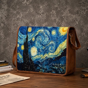 Könnte beinhalten: Eine rechteckige Umhängetasche mit einem aufgedruckten Abbild von Vincent van Goghs Sternennacht auf der Frontklappe. Die Tasche verfügt über braune Seitenteile in Lederoptik und einen passenden braunen Schulterriemen in strukturierter Form.