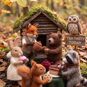 Handgemaakte vilten bosdieren voor een theekransje, decoratieve beeldjes voor een herfstfeest in cottagecore-stijl.