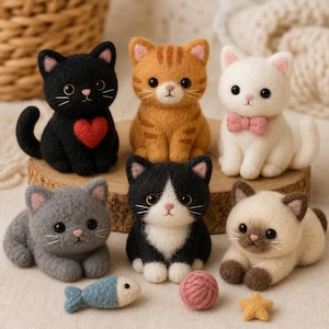 Peut inclure: Six figurines de chats en laine feutrée à l'aiguille de différentes couleurs : noir avec un cœur rouge, tabby orange, blanc avec un nœud rose, gris, noir et blanc, et siamois. Inclut un petit poisson en feutre bleu, une pelote rose et une étoile jaune.