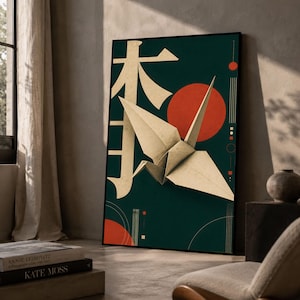 Può includere: Una stampa artistica da parete verticale incorniciata con sfondo verde scuro e una grande gru origami beige al centro. Un cerchio rosso prominente si trova dietro la gru, accompagnato da un grande carattere giapponese beige e sottili linee geometriche.