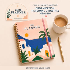Peut inclure: Un agenda à spirales 2026 illustré d'un paysage côtier avec des bâtiments blancs, des palmiers et une mer bleue sous un soleil jaune. Le texte sur la couverture indique 2026 PLANNER. Accompagné d'un stylo doré et d'une tasse de café blanche.