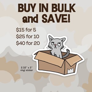 K&ouml;nnte beinhalten: Eine graue Katze mit einem m&uuml;rrischen Gesichtsausdruck sitzt in einem braunen Karton. Der Text "BUY IN BULK and SAVE!" befindet sich &uuml;ber der Katze. Der Text "15 &euro; f&uuml;r 5, 25 &euro; f&uuml;r 10, 40 &euro; f&uuml;r 20" befindet sich unter der Katze. Der Text "2.32" x 3" vinyl sticker" befindet sich unter der Schachtel.