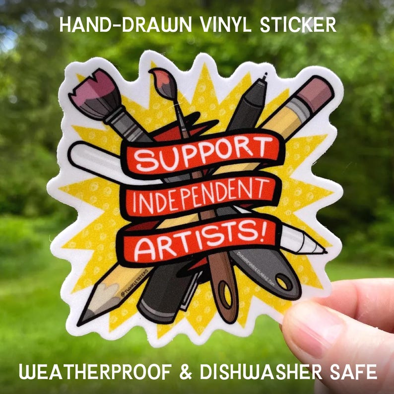 Puede incluir: Una pegatina de vinilo dibujada a mano con un borde blanco, que presenta &uacute;tiles de arte como pinceles y l&aacute;pices. Una pancarta roja dice "SUPPORT INDEPENDENT ARTISTS!" contra un fondo de explosi&oacute;n amarilla. La pegatina es resistente a la intemperie y apta para lavavajillas.