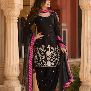 Zwarte Patiala-pakset voor dames, geborduurde salwar kameez van imitatiegeorgette met dupatta, Indiase bruilofts- en feestkleding, kant-en-klaar pak