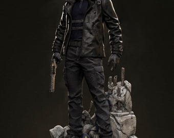 Peut inclure: Une figurine de collection détaillée représentant un personnage aux cheveux bruns, vêtu d'une veste en cuir noir à col en fourrure, d'un haut sombre et d'un pantalon cargo noir. Il tient une arme de poing sur un socle de décombres gris.