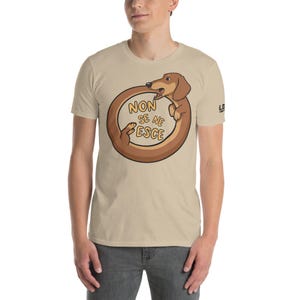 T-shirt Uroboro/Bassotto che si morde la coda. L'uroboro  simboleggia l'eternità, il tempo ciclico e la continua rigenerazione della vita.