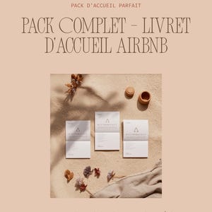 Peut inclure: Un visuel beige avec le texte PACK D'ACCUEIL PARFAIT et PACK COMPLET - LIVRET D'ACCUEIL AIRBNB. En dessous, trois cartes blanches pliées avec des logos triangulaires sur du sable, des fleurs séchées, une tasse en terre cuite et du tissu.