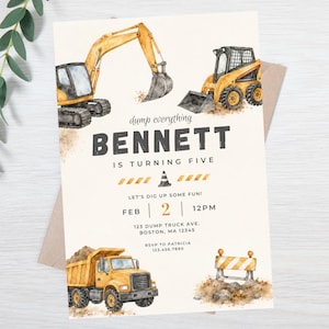 Op de afbeelding: Een verjaardagsuitnodigingskaart met aquarelillustraties van gele bouwvoertuigen, waaronder een graafmachine, een schranklader en een kiepwagen. De tekst luidt: dump everything BENNETT IS TURNING FIVE LET'S DIG UP SOME FUN! FEB 2 12PM 123 DUMP TRUCK AVE. BOSTON, MA 12345 RSVP TO PATRICIA 123.456.7890.
