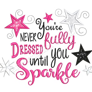 Puede incluir: Texto rosa y negro sobre un fondo blanco que dice "You're never fully dressed until you sparkle". El texto está rodeado de estrellas plateadas, rosas y negras.